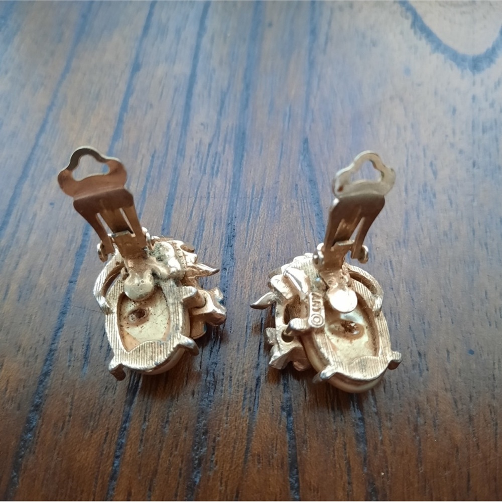 Vintage large pearl flowers clip on earrings - Picture 5 of 8